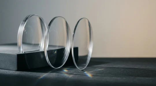 Professional comparison visualization showing optical lens cross-sections at varying refractive indices demonstrating thickness and clarity trade-offs